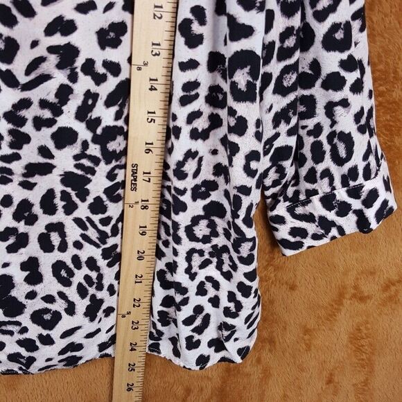 JASMINE & JULIANA Womens Top Large Tan Pullover VNeck Leopard Flowy Lightweight - Picture 5 of 6